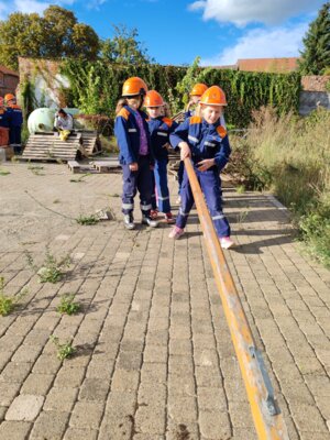 Kinderfeuerwehr übt das Heben von Lasten