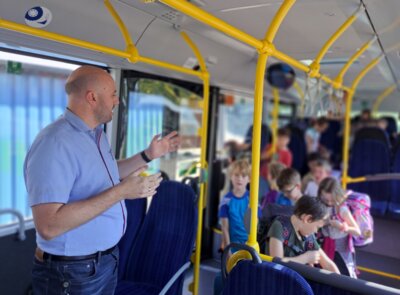 Das Verhalten im Bus ist ein wichtiger Aspekt des Schulbustraininigs.