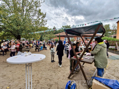 Auf dem Schulhof gab es zum 30. Geburtstag der Herbert-Quandt-Schule ein buntes Programm mit vielen Ständen. Foto: Sandra Bels (Bild vergrößern)