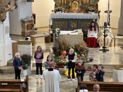 Kinder sangen zum Erntedank