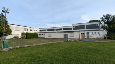 Die vereinseigene Gründauhalle aus Richtung des Wasserspielplatzes gesehen. Gut erkennbar sind das Alter der Halle und die verschiedenen Ausbaustufen der vergangenen Jahrzehnte. (Bild vergrößern)