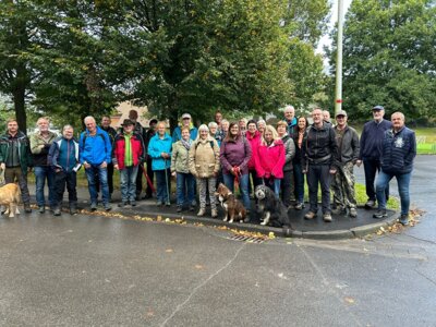 Frühmorgens traf sich die Wandergruppe am Sportplatz Wichmannshausen (Bild vergrößern)