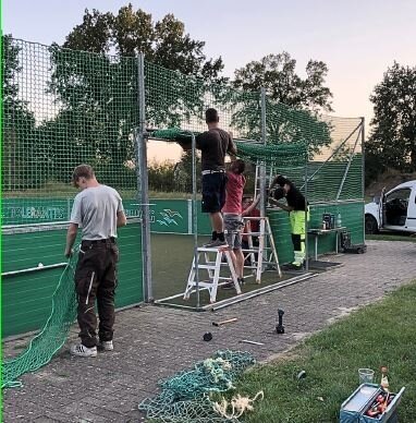 Jugendliche bauen ihre Basketballanlage