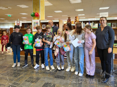 Großer Jubel herrschte bei der Klasse 6c der Friedrich-Ludwig-Jahn-Grundschule: Sie gewann dieses Jahr den Wanderpokal im Brandenburger Lesesommer.  Foto: Beate Vogel (Bild vergrößern)