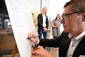 Unterzeichnung der Charta (Bild vergr&ouml;&szlig;ern)