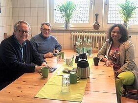 vlnr: Heiner Paffenholz, Oldenburgische Industrie- und Handelskammer, Ernst Jünke, Vorstandsvorsitzender von "pro:connect" e.V. und Lena Nzume, MdL, Bündnis 90/Die Grünen (Bild vergr&ouml;&szlig;ern)