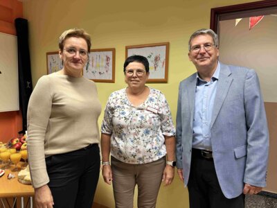 Bürgermeister Dr. Oliver Hermann und Hauptamtsleiterin Constanze Stehr (I) gratulierten der Leiterin Christina Hansen I Foto: Martin Ferch (Bild vergrößern)
