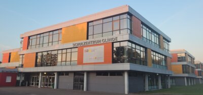Schulfassade mit neuer Optik (Bild vergr&ouml;&szlig;ern)