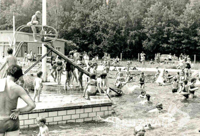 Badespaß Anfang der 1970er Jahre im Hainholzbad. Foto: Stadt Pritzwalk (Bild vergrößern)