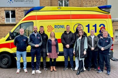 Foto zur Meldung: Rettungsdienst Niederlausitz begrüßt neue Auszubildende