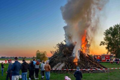 Herbstfeuer am Nedwighafen I Foto: Gerhard Baack (Bild vergrößern)