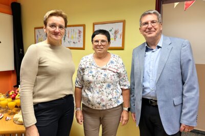 Bürgermeister Dr. Oliver Hermann und Hauptamtsleiterin Constanze Stehr (I) gratulierten der Leiterin Christina Hansen I Foto: Martin Ferch (Bild vergrößern)