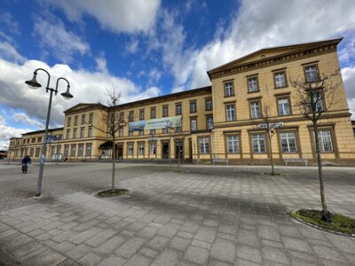 Vorplatz und Bahnhofsempfangsgebäude I Foto: Martin Ferch (Bild vergrößern)