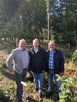 Amtsvorsteher Volker Haack, Ministerpräsident Daniel Günther, 1. Stv. Amtsvorsteher Claus Wilke (Bild vergrößern)