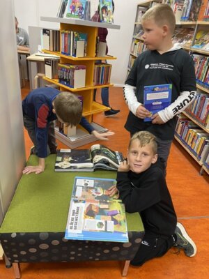 Lesen macht Spaß: Schüler der 2a inmitten der vielen Kinderbücher in der Stadtbibliothek Greifswald. (Foto: Föste)