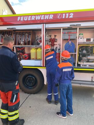 Jugendfeuerwehr - Entnahme Standrohr aus dem TLF