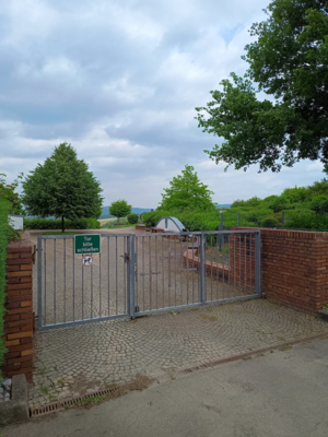 Rückschnittarbeiten am Friedhof