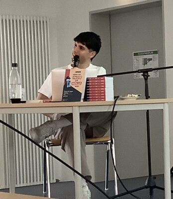 "Du bist nicht allein!" - Norman Wolf zu Gast an der Graf-Bernhard (Bild vergr&ouml;&szlig;ern)
