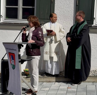 von links: Leiterin der Kindertagesstätte Gabelbach mit Pfarrer Chalil und Religionspädagoge Felix Henkelmann. / Fotograf: Lisa Lang (Bild vergrößern)