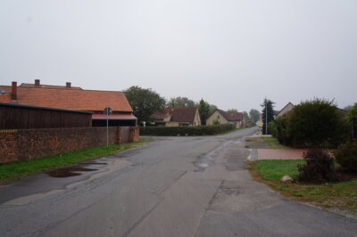Aktueller Straßenzustand. Es gibt keine Gehwege. (Bild vergrößern)