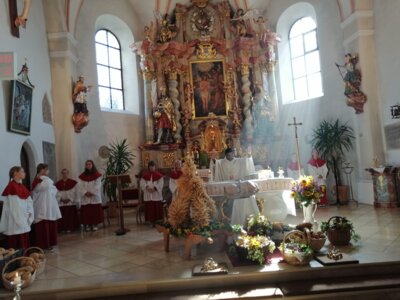 Erntedank mit Kirchenzug in der Pfarrkirche Sankt Johannes in Moosbach – Anschließend Bewirtung im Pfarrhof