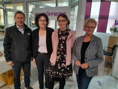 Foto zur Meldung: Bürgermeister Axel Schmidt gratuliert Marlene Niemeyer zur Eröffnung ihres Werbestudios