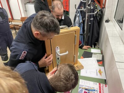 Feuerwehr Coswig unterstützt bei Ausbildung in Berbisdorf: Technische Hilfeleistung – Tür- und Fensteröffnung (Bild vergr&ouml;&szlig;ern)