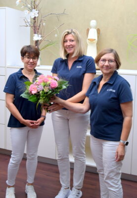 Die beiden Fachärztinnen Natalia Belic (links) und Anita Conze (rechts) freuen sich über ihre langjährige und engagierte Mitarbeiterin Diana Büchner und wünschen ihr noch viele gute Jahre im Dienst für die Schondraer Gemeinschaftspraxis.