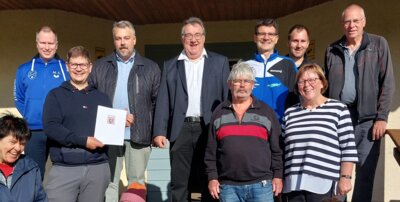 Meldung: RP Mark Weinmeister übergibt Förderbescheid an den TSV Röhrenfurth