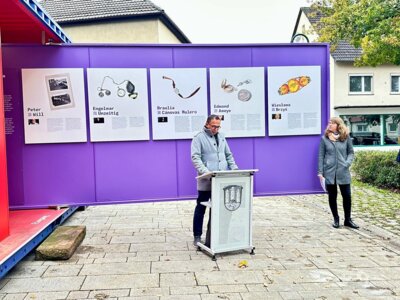 Bürgermeister Lars Obermann und Franziska Schubert (Arolsen Archives) vor der Ausstellung #StolenMemory (Bild vergr&ouml;&szlig;ern)