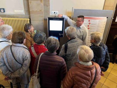 Ordnungsamtsleiter Lars Wirwich erklärte die Bedienung des neuen Anmelde-Terminals des Bürgerbüros I Foto: Barbara Haak (Bild vergrößern)