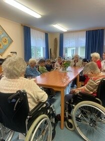 Drittklässler lesen im ASB - Pflegheim vor (Bild vergrößern)