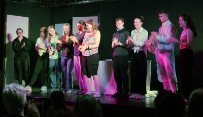 Der Theaternachwuchs auf der Bühne der Theaterloge. Foto: Ingrid Hoberg (Bild vergrößern)