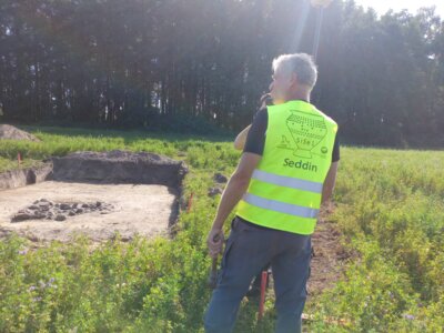 Foto: Anja Pöpplau/Stadt- und Regionalmuseum Perleberg | Dr. Immo Heske bei den Grabungen in Seddin.