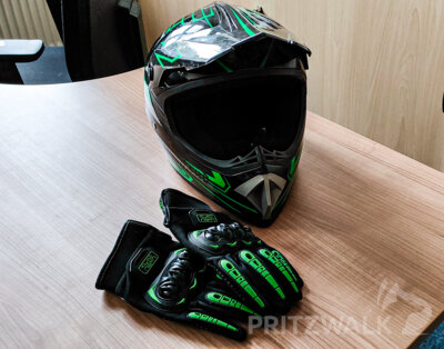 Ein Motorradhelm samt Handschuhen warten im Fundbüro auf Abholung. Foto: Beate Kintzel/Stadt Pritzwalk (Bild vergrößern)