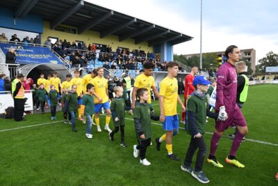 Einlaufkinder beim Regionalligaspiel