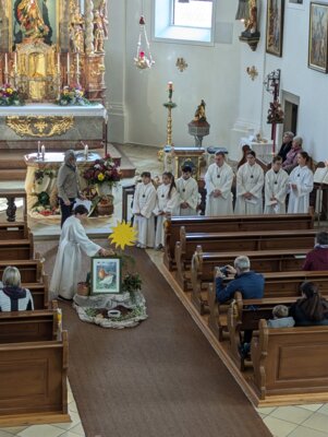 Prackenbacher Kinderchor begleitet Erntedankgottesdienst musikalisch – Ministranten bringen Gaben vor
