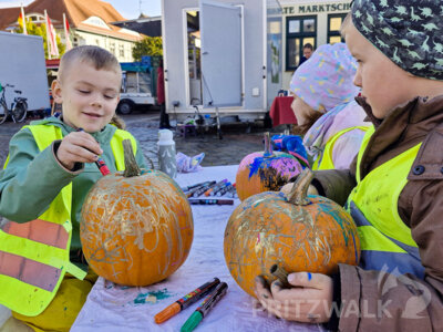 Die Kinder der Kita Rappelkiste aus Kemnitz wurden beim Herbst- und Kürbismarkt kreativ. Foto: Sandra Bels/Stadt Pritzwalk (Bild vergrößern)
