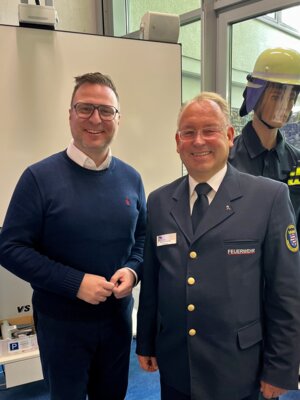 Bürgermeister Gärtner und Norbert Fischer, Präsident des Landesfeuerwehrverbandes Hessen
