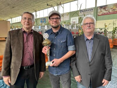 Dr. Oliver Hermann (I)  und Hans-Joachim Puls (r) überreichten Andreas Verse den Pokal des Bürgermeisters I Foto: Martin Ferch (Bild vergrößern)