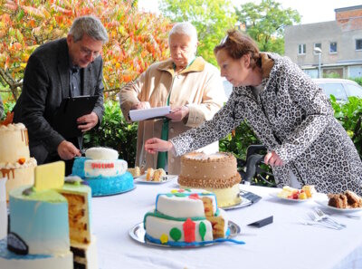 Antje Behrens (r), Gisela Sawinski und Wittenberges Bürgermeister Oliver Hermann bewerteten die süßen Hingucker I Foto: Stephanie Fedders (Bild vergr&ouml;&szlig;ern)