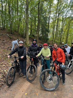 Eröffnung MTB-Trail - hochmotiviert ging es auf die Strecke (Bild vergr&ouml;&szlig;ern)