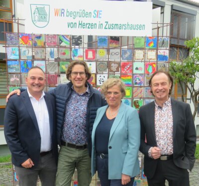 Von links: Kreisverbandsvorsitzender und Bürgermeister von Untermeitingen Simon Schropp, Bezirksverbandsvorsitzender und Bürgermeister von Heimenkirch im Allgäu Markus Reichart, Regierungspräsidentin Barbara Schretter und Zusmarshausens Bürgermeister Bernhard Uhl / Fotograf: Beate Wagner (Markt Zusmarshausen) (Bild vergrößern)