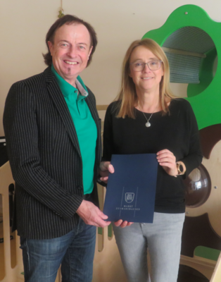 Bernhard Uhl (links) gratuliert Alexandra Fünfer (rechts) zur „Beförderung“ / Fotograf: Markt Zusmarshausen (Bild vergrößern)