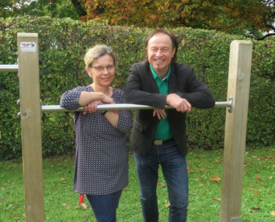 Bürgermeister Bernhard Uhl (rechts) begrüßt Jeannette Schlag (links) an einem ihrer ersten Arbeitstage in der Mittagsbetreuung und heißt sie herzlich willkommen. / Fotograf: Markt Zusmarshausen (Bild vergrößern)