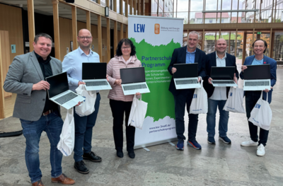 von links: LEW-Kommunalbetreuer Michael Smischek, stellv. Realschulleiter Matthias Fels, Andrea Vogg, Marktrat Stefan Vogg, stellv. Grund- und Mittelschulleiter Klaus Raßhofer und Bürgermeister Bernhard Uhl. / Fotograf: Staatliche Realschule Zusmarshausen (Bild vergr&ouml;&szlig;ern)