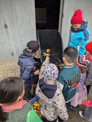 Foto zur Meldung: „Aktionstag Apfel“ an der Prackenbacher Grundschule – Von der Ernte bis zum Trinkgenuss