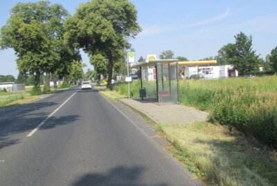 Unser Bild zeigt die Bushaltestelle "Kölner Straße - Nord" in der Spandauer Straße.