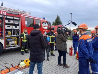Foto zur Meldung: Jugendfeuerwehr beim Üben gefilmt - Sendetermine am 15.10. im TV