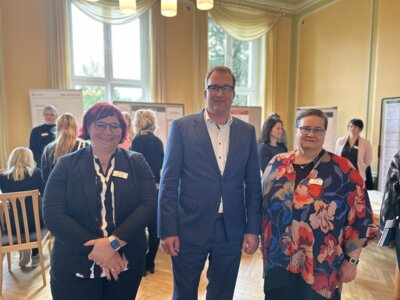 Jeannette Stoll, Sozialamtsleiterin; Alexander Erbert, Beigeordneter des Landkreises und Dezernent für Gesundheit, Jugend und Soziales und Eva-Maria Dinter, Sozialplanerin in der Kreisverwaltung und verantwortliche Organisatorin der Woche der Gesundheit und Pflege begrüßten zur 11. Woche der Gesundheit und Pflege in OSL (Foto: Landkreis OSL/Nora Bielitz) (Bild vergrößern)
